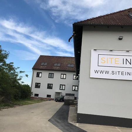 Site.Inn Wien Himberg Buitenkant foto